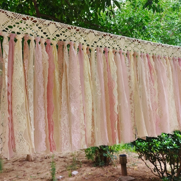 Cortina de renda com fita em tons terrosos, estilo boho shabby chic, com efeito degradê malva, ideal para janelas em estilo cottagecore francês ou como pano de fundo para cabine de fotos de casamento.
