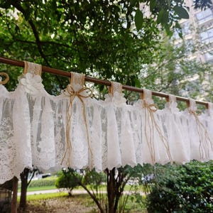 ハンドメイドコテージファームハウスレースバランスジュートリボン | シャビーシックな素朴な窓用カーテントッパー、ヴィンテージキッチン装飾、ボヘミアンアクセント、8インチドロップ