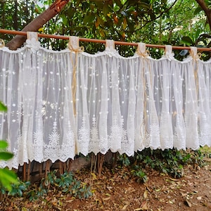 Shabby Chic kanten gordijnvalance: gegolfde witte tule, trensje jute