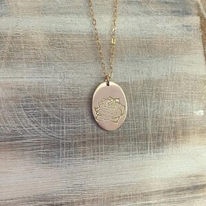 Birth month flower oval necklace, gift for mom, Mother’s Day, daisy necklace, lily, violet, marigold