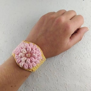 Cartera de muñeca - Pulsera de bolsillo secreta - Pulsera de tenis de ganchillo - Bolsa de flores Mandala Boho - Soporte de alijo - Producto terminado