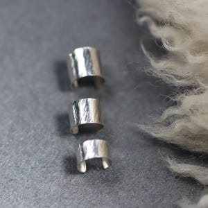 テクスチャードイヤーカフ / ドレッド / ビアードカフ エコスターリングシルバー 925 // 手鍛造