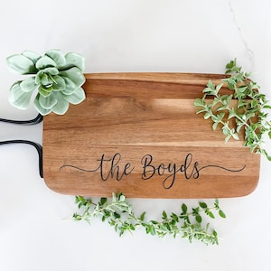 Tabla de quesos y embutidos personalizada con grabado láser y asa de metal