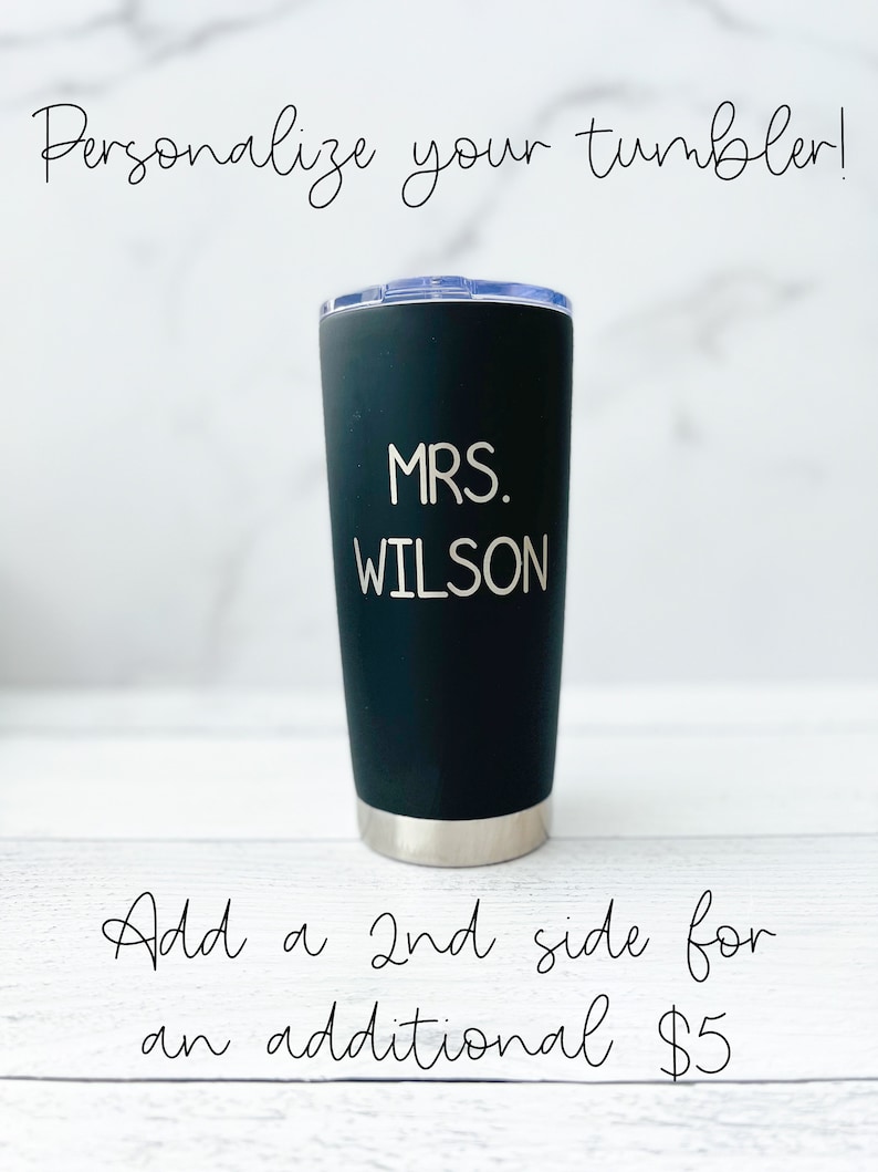 K&ouml;nnte beinhalten: Schwarzer Edelstahlbecher mit dem eingravierten Text "MRS. WILSON" auf der Seite. F&uuml;gen Sie eine zweite Seite f&uuml;r zus&auml;tzliche 5 &euro; hinzu.