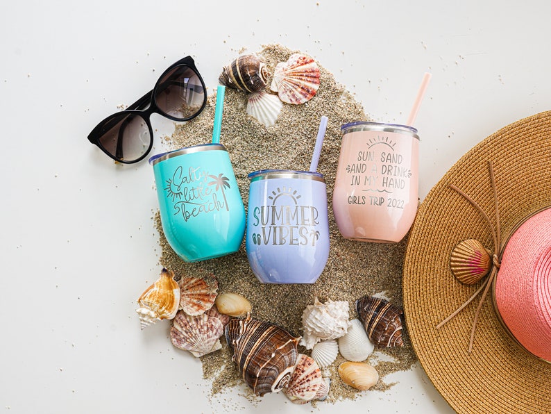 K&ouml;nnte beinhalten: Drei Edelstahlbecher mit sommerlichen Spr&uuml;chen. Die Becher sind t&uuml;rkis, lavendel und rosa. Die Spr&uuml;che lauten "Salt Life Little Beach", "Summer Vibes" und "Sun Sand and a Drink in My Hand Girls Trip 2022".