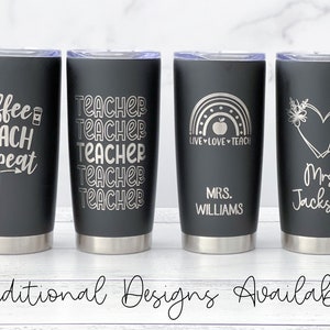 K&ouml;nnte beinhalten: Vier schwarze Edelstahlbecher mit verschiedenen Designs zum Thema Lehrer. Die Designs beinhalten "Coffee Teach Repeat", "Teacher" f&uuml;nfmal wiederholt, einen Regenbogen mit einem Apfel und dem Text "Live Love Teach" sowie ein Herz mit einem Bleistift und dem Text "Mrs. Jackson".