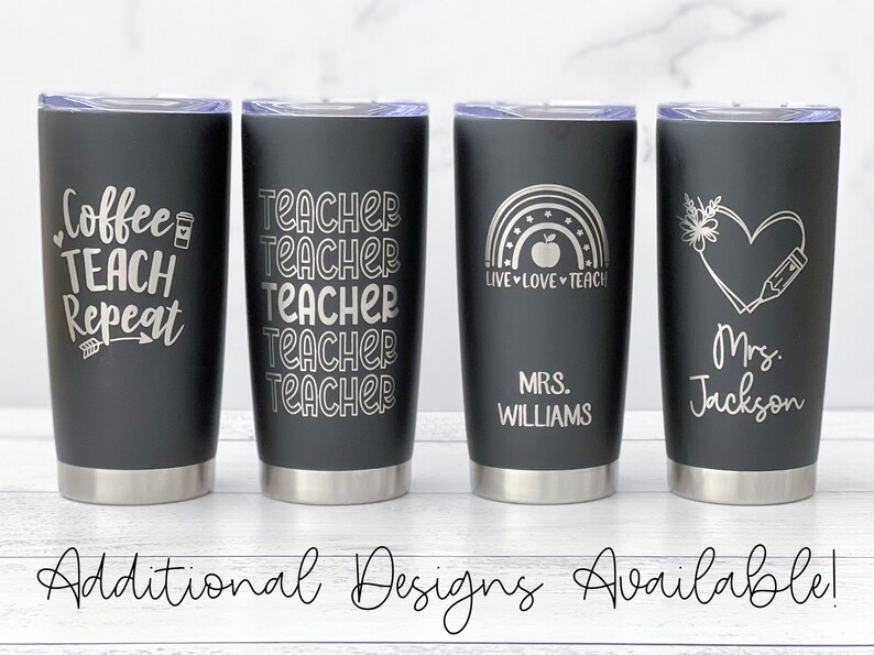 K&ouml;nnte beinhalten: Vier schwarze Edelstahlbecher mit verschiedenen Designs zum Thema Lehrer. Die Designs beinhalten "Coffee Teach Repeat", "Teacher" f&uuml;nfmal wiederholt, einen Regenbogen mit einem Apfel und dem Text "Live Love Teach" sowie ein Herz mit einem Bleistift und dem Text "Mrs. Jackson".