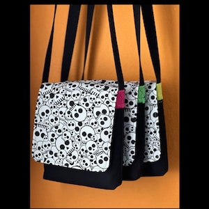 Schädel-Druck-Umhängetasche - Neonakzent, handgemachte Geldbörse