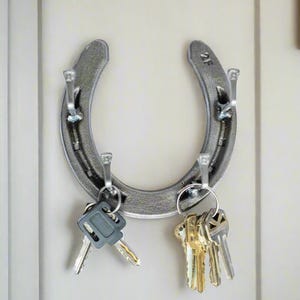 Llavero con forma de herradura y clavo de herradura - Decoración rústica hecha a mano - The Heritage Forge