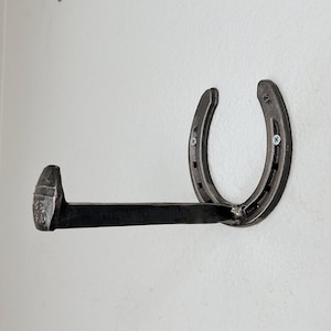 Porta carta igienica rustico da parete - Ottimo per bagni vintage - Ferro di cavallo e punta da ferrovia da parete - The Heritage Forge