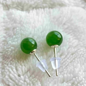 Zierliche kleine Nephritgrüne Jade Ball Ohrstecker in 925er Silber, 6 mm Natürliche Nephrit Ohrstecker