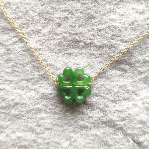 Colar pequeno de trevo de quatro folhas esculpido em jade verde natural, colar de trevo de quatro folhas em corrente ajustável de prata esterlina