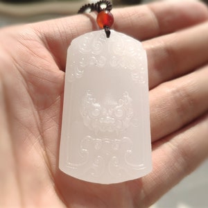 Natürliche weiße Jade handgeschnitzte alte chinesische verheißungsvolle Drachentiere Rechteckiger großer Anhänger