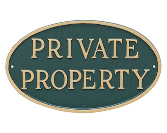 Puede incluir: Señal de metal verde de forma ovalada con borde dorado y el texto "PRIVATE PROPERTY" en letras doradas.
