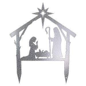 Puede incluir: Una escena de la natividad navide&ntilde;a de metal plateado con una estrella en la parte superior, un pesebre con un beb&eacute; adentro, Mar&iacute;a arrodillada en oraci&oacute;n y Jos&eacute; de pie con un cayado de pastor.