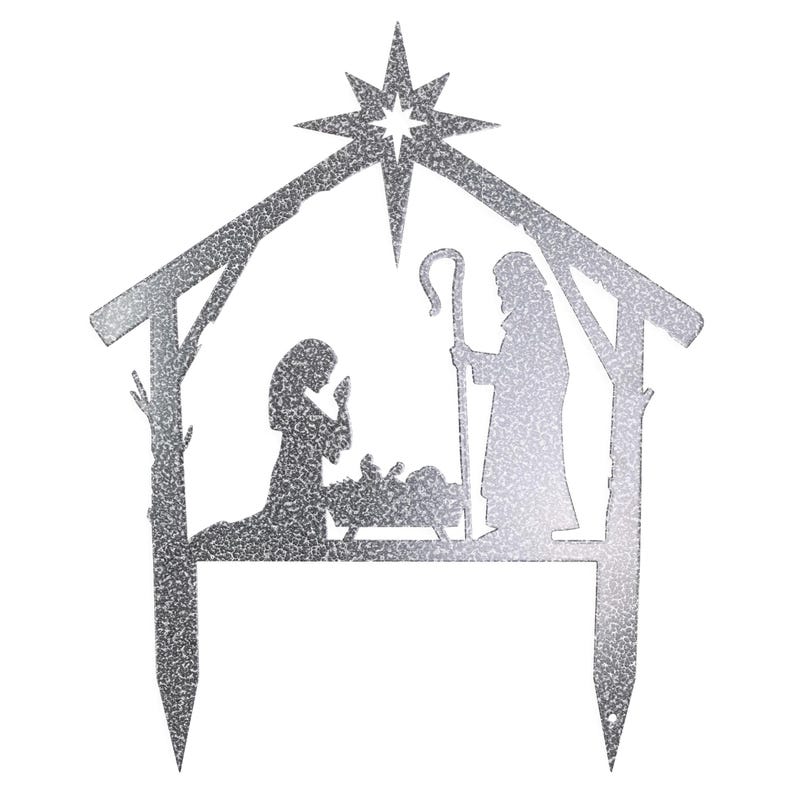 Puede incluir: Una escena de la natividad navide&ntilde;a de metal plateado con una estrella en la parte superior, un pesebre con un beb&eacute; adentro, Mar&iacute;a arrodillada en oraci&oacute;n y Jos&eacute; de pie con un cayado de pastor.