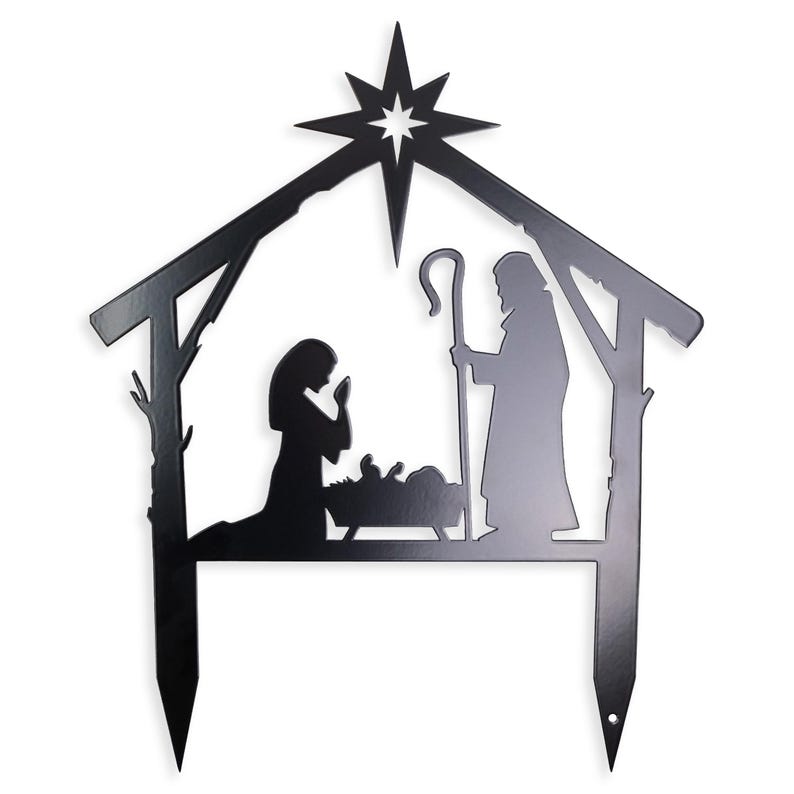 Puede incluir: Silueta negra de metal de la escena de la natividad con una estrella en la parte superior. Las figuras incluyen a Mar&iacute;a, Jos&eacute; y el ni&ntilde;o Jes&uacute;s en un pesebre. La silueta est&aacute; dise&ntilde;ada para ser utilizada como una estaca de jard&iacute;n.
