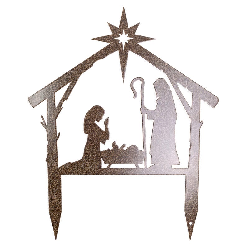 Puede incluir: Una silueta de metal de la escena de la natividad con una estrella en la parte superior. Las figuras son Mar&iacute;a, Jos&eacute; y el ni&ntilde;o Jes&uacute;s en un pesebre. La silueta es marr&oacute;n y est&aacute; dise&ntilde;ada para colocarse en el suelo.