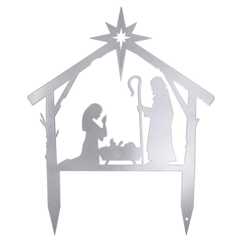 Puede incluir: Una estaca de jard&iacute;n de Navidad de metal plateado con una escena de la natividad con una estrella, un pesebre, Mar&iacute;a, Jos&eacute; y el ni&ntilde;o Jes&uacute;s.