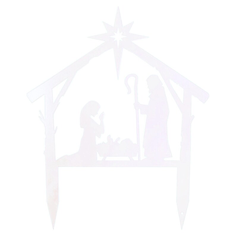 Puede incluir: Silueta blanca de metal de una escena de la natividad con una estrella en la parte superior. La escena incluye a Mar&iacute;a, Jos&eacute; y el ni&ntilde;o Jes&uacute;s en un pesebre.