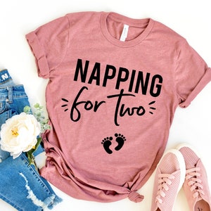 Chemise Napping For Two® Chemise de grossesse Chemise faire-part de grossesse Cadeau de grossesse Chemise de grossesse amusante T-shirt graphique image 1