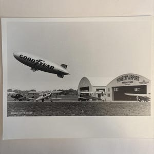 パイオニア空港上空を飛ぶヴィンテージのグッドイヤー飛行船。撮影：ドッティ・ギーン・オシュコシュ