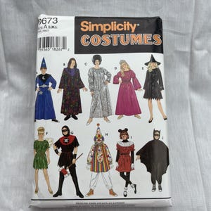 Pode incluir: Padrão de costura Simplicity Costumes com vários designs de fantasias de Halloween. O padrão inclui opções para um mago, uma bruxa, um palhaço e outros personagens. A embalagem é branca com texto preto e laranja e ilustrações das fantasias.