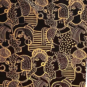 Puede incluir: Una tela negra y dorada con un patrón repetido de rostros femeninos estilizados. Los rostros están delineados en oro y tienen peinados y joyas intrincados.