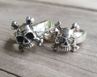 Small Skull ring,skull & cross bone ring,cz eyes,alternative steampunk gothic punk pirate
