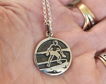 Colgante de surfista de plata de ley, dije de olas de surf, joyería playera