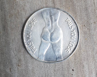 Moneda de plata, moneda de cara y cruz, plata de ley. Lanza una moneda.