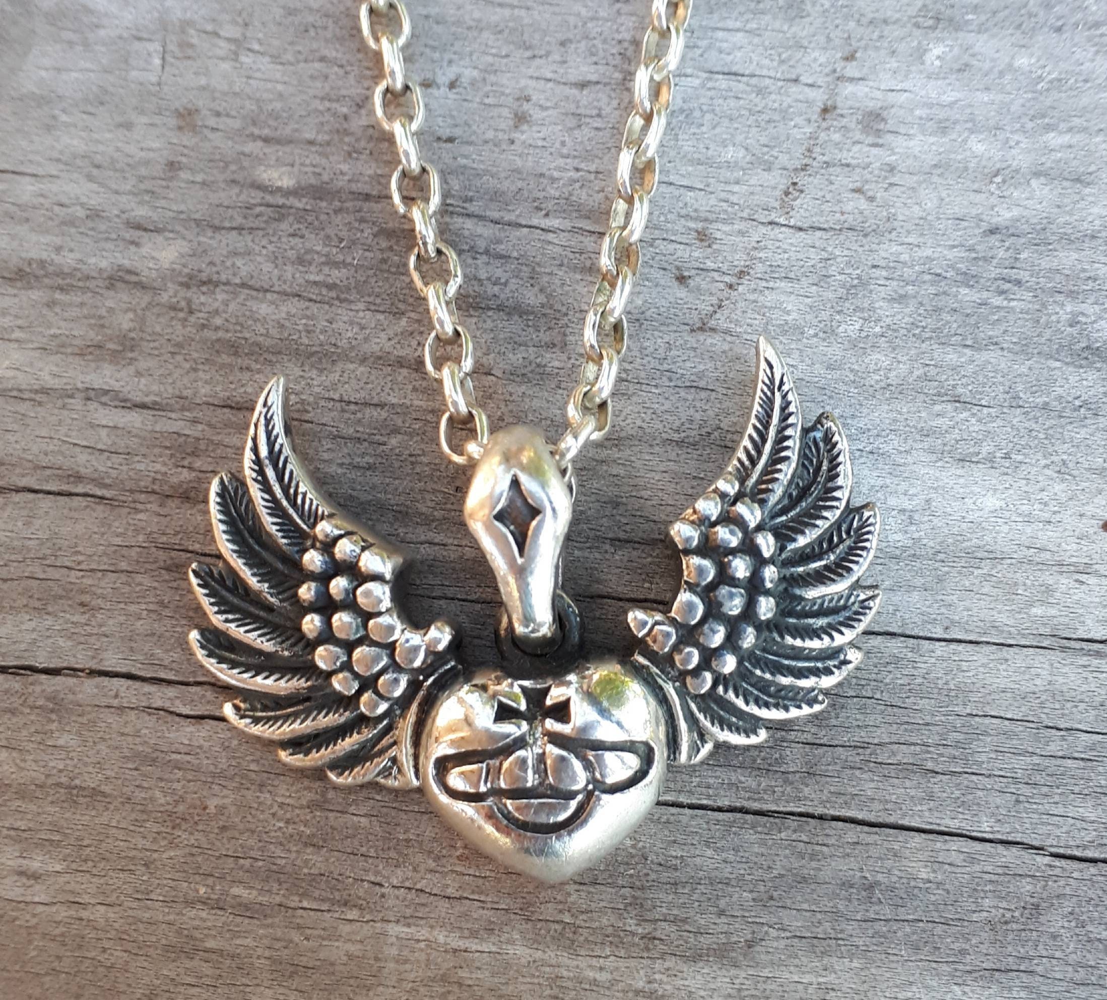 Cross necklace with heart in the middle online