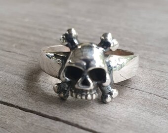 Small Skull ring,skull & cross bone ring,cz eyes,alternative steampunk gothic punk pirate