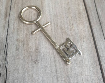 Duży wisiorek w kształcie klucza, symbol płci męskiej, rocznik 1990, mosiądz, kolor złoty, zwierzątko z pen*t*house.