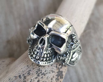 Skull ring,sterling silver,medium unisex skull,medieval,knights and swords,steampunk,