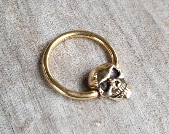 Skull captive bead clearance ring