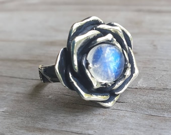 Anillo de rosa, piedra lunar arcoíris, plata esterlina, hecho a mano, rosa grande, bohemio, anillo grueso steampunk, gótico, art nouveau, victoriano