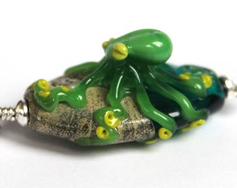 Ciondolo a forma di polpo, polpo in vetro, gioielli a forma di polpo, perle di vetro lavorato a lume, vetro di Murano, polpo viola, gioielli in vetro, amico a otto zampe
