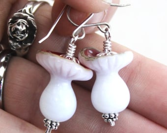 Orecchini a forma di fungo, Shroomies, orecchini in vetro lavorato a lume, orecchini a forma di fungo in vetro, orecchini in quercia, gioielli fatti a mano, perline di vetro, fungo rosso