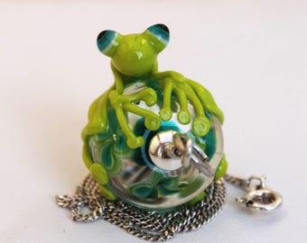 Ciondolo a forma di rana in vetro lavorato a lume, collana a forma di rana verde, gioielli a forma di rana, perline in vetro lavorato a lume, rana verde, perline in vetro fatte a mano, argento sterling