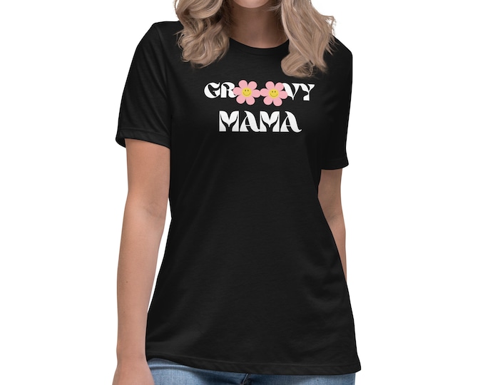 Groovy Mama Shirt Retro Mom Tee Vintage Smiley Face Tshirt Flower Momma Top Hippie Birthday Party Apparel 70s Mommy Boho Pregnancy Reveal