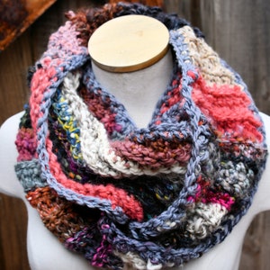 Chunky stricken Infinity Schal mit Hand gesponnen Garn und gefärbt sehr warm, OOAK - weich auf die Haut kostenloser Versand