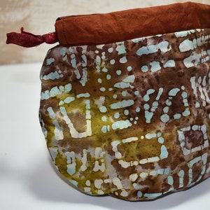 Gefütterte String Schmucktasche Braun BatikStoffe Geschenktasche - Kräutertasche - Trinket Bag - Party Favor Bag 7 1/2&quot; by 7&quot;