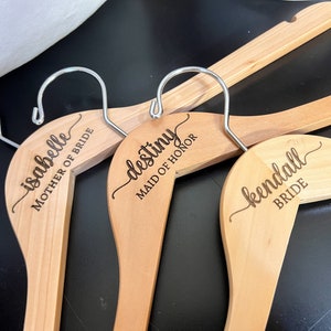 Cintres personnalisés GRAVÉS AU LASER pour demoiselles d&#39;honneur, cintre en bois gravé, cintre de mariage pour demoiselles d&#39;honneur, cintre pour robe de mariée