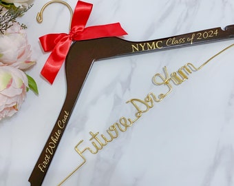 HECHO EN EE. UU. Envío en 3 días hábiles. Percha personalizada de Doctorado. Percha de Doctorado. Percha para fiesta de graduación. Percha personalizada. Incluye lazo.