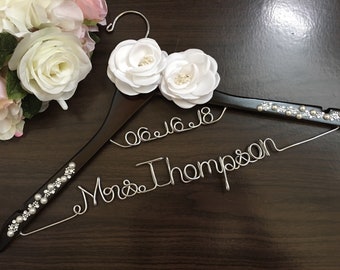 OFERTA SORPRESA. Percha personalizada para novia. Percha para fiesta nupcial. Percha personalizada. Incluye lazo.