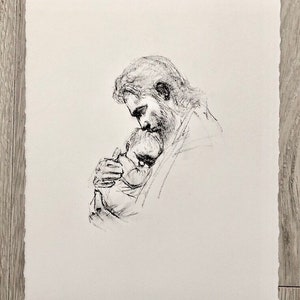 Puede incluir: Un dibujo a l&aacute;piz en blanco y negro de un hombre que sostiene a un ni&ntilde;o en sus brazos. El hombre est&aacute; mirando al ni&ntilde;o, y el ni&ntilde;o est&aacute; mirando al hombre. El dibujo est&aacute; hecho en un estilo realista.
