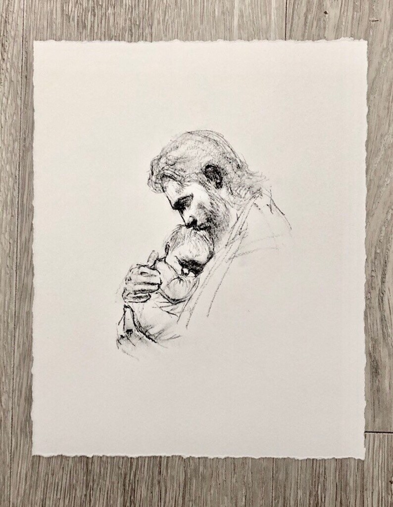 Puede incluir: Un dibujo a l&aacute;piz en blanco y negro de un hombre que sostiene a un ni&ntilde;o en sus brazos. El hombre est&aacute; mirando al ni&ntilde;o, y el ni&ntilde;o est&aacute; mirando al hombre. El dibujo est&aacute; hecho en un estilo realista.