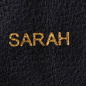 Monogramme // Gravure // Embossed // Cadeau personnalisé // Cadeau personnalisé pour elle // Portefeuille monogramme // Cadeau d’anniversaire // Cuir personnalisé