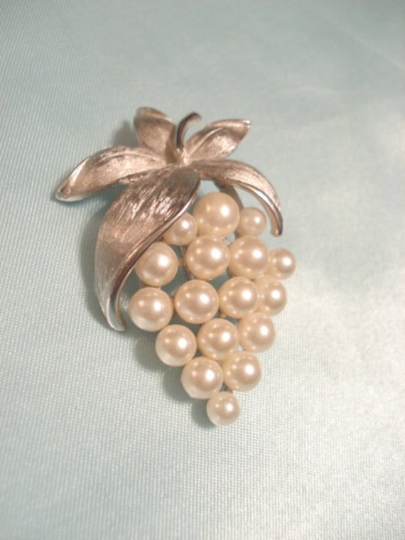 Beautiful Marvella Simulated Pearl Brooch Set In S